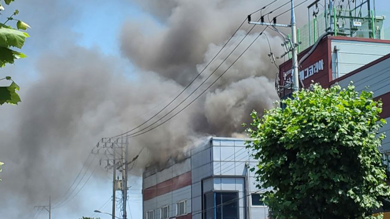 경기 안산 산업용 장비 공장에서 불‥30분 만에 꺼져