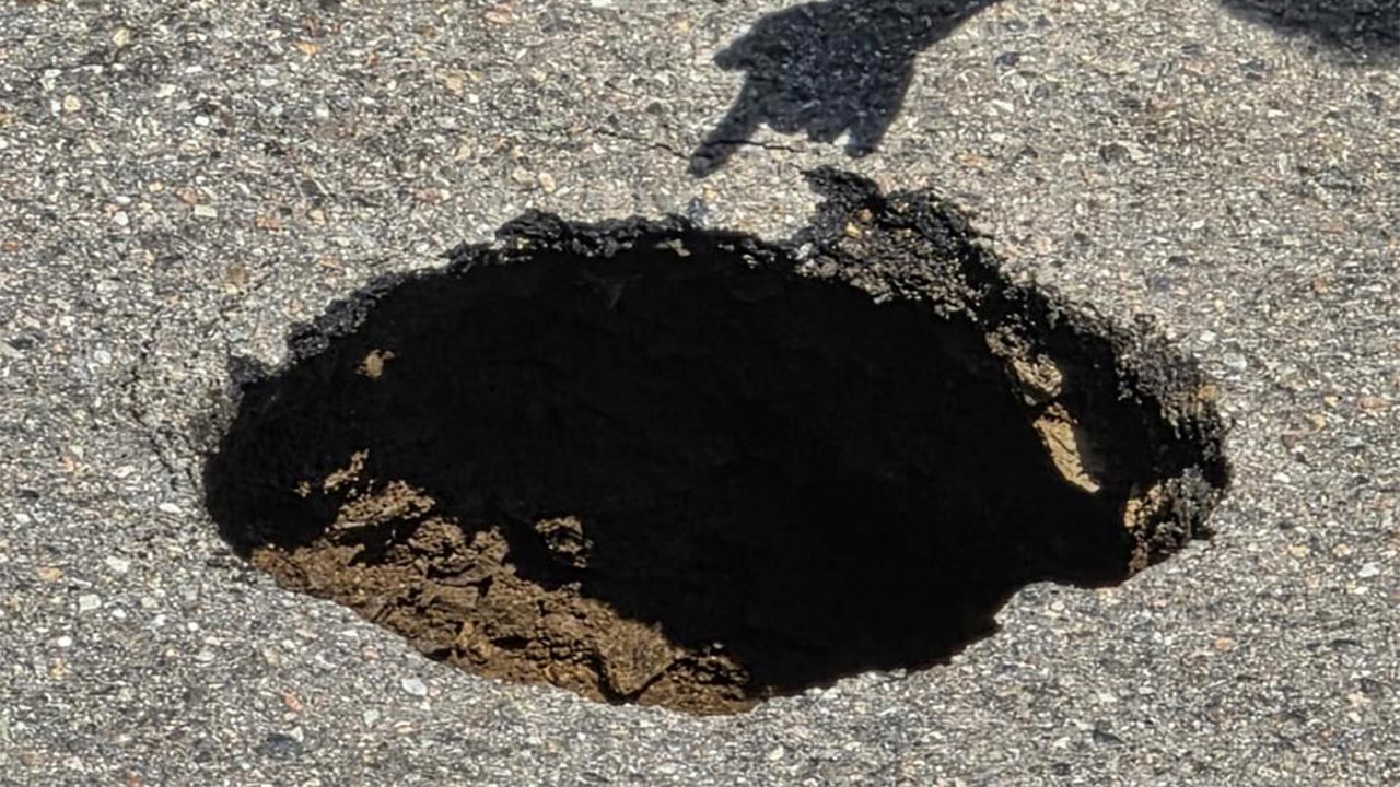 인천 아파트 주차장서 깊이 1m 땅 꺼짐‥승용차 바퀴 빠져 