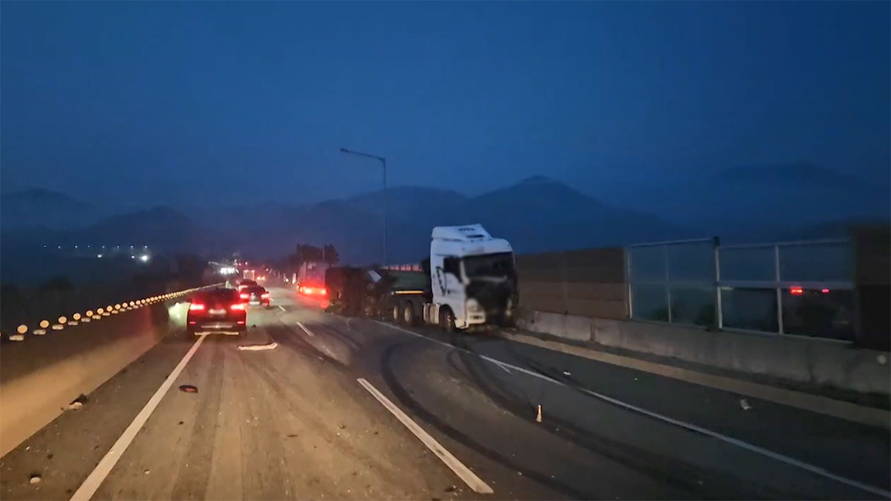 중부내륙고속도로 충주분기점 인근 25톤 트레일러 넘어져‥2명 이송