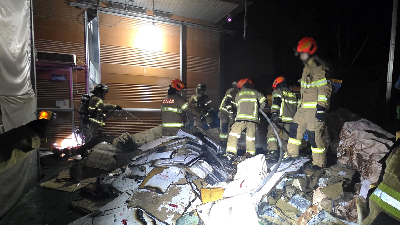 충북 옥천 식품제조업체 건물 불‥진화하던 20대 화상