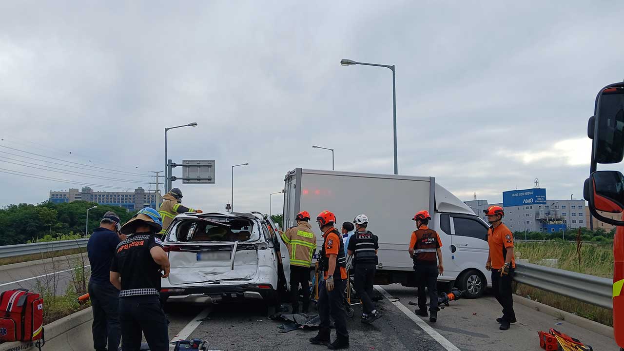 인천김포고속도로 달리던 차량 3대 추돌‥1명 부상