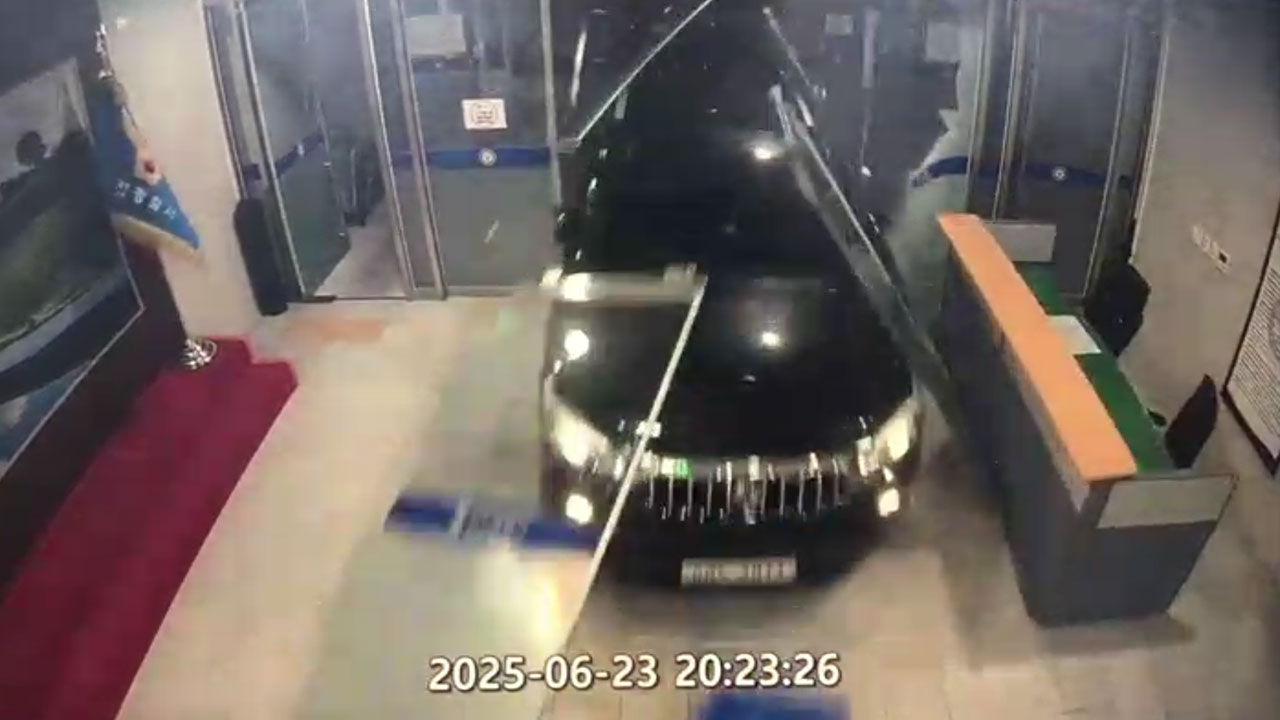 전남 순천서 승용차가 경찰서 현관 돌진‥"과속 단속 적발에 앙심"