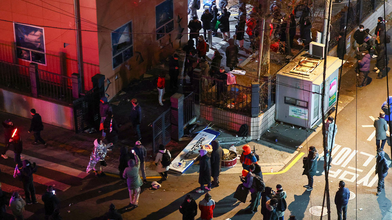 '법원 난동' 가담자 2명 징역‥"민주주의 파괴에 관용 못 베풀어"