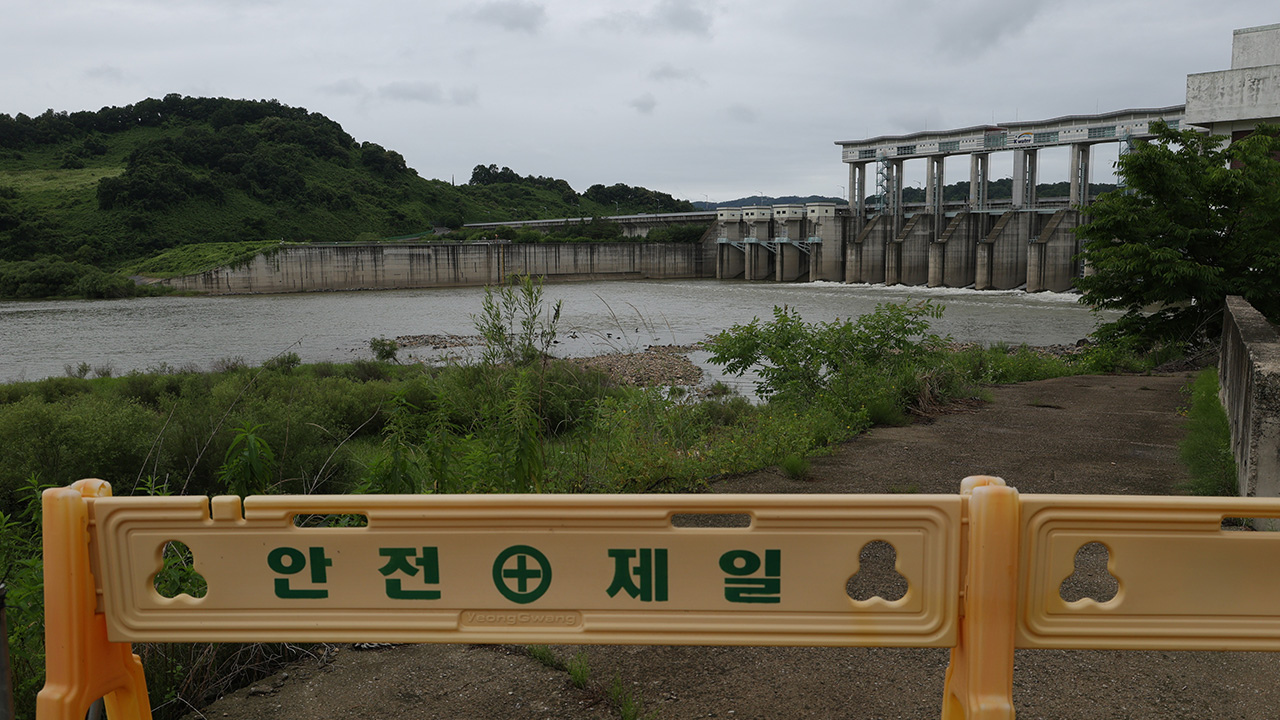 임진강 필승교 수위 1ｍ 넘어 상승 중‥"하천변 행락객 대피해야"