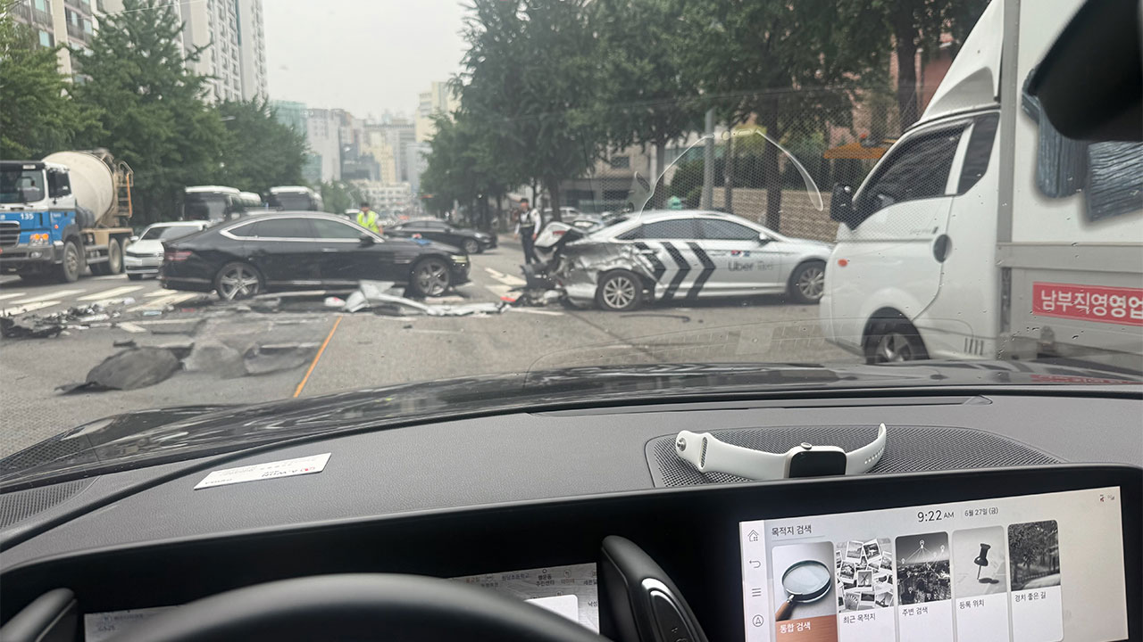 서울 관악구청 근처에서 SUV가 차량 3대 들이받아‥5명 부상