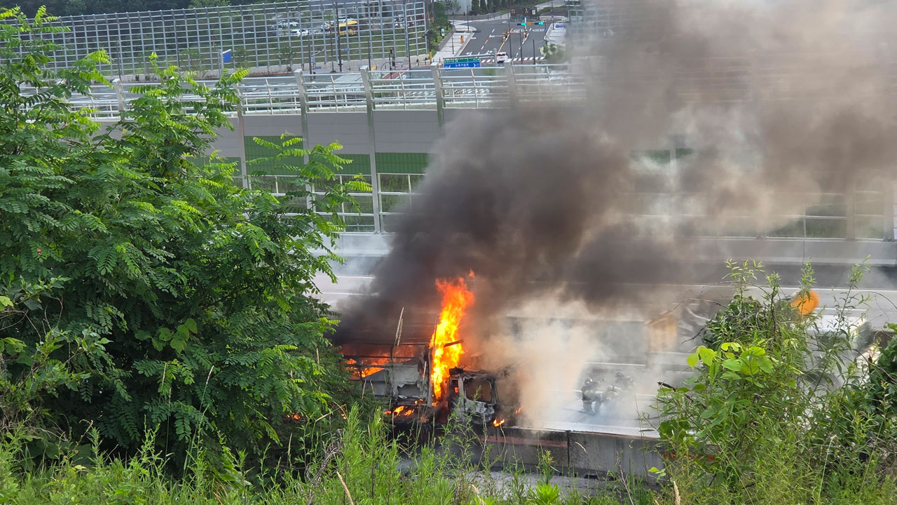 경부고속도로 안성IC 인근서 차량 화재‥다친사람 없어