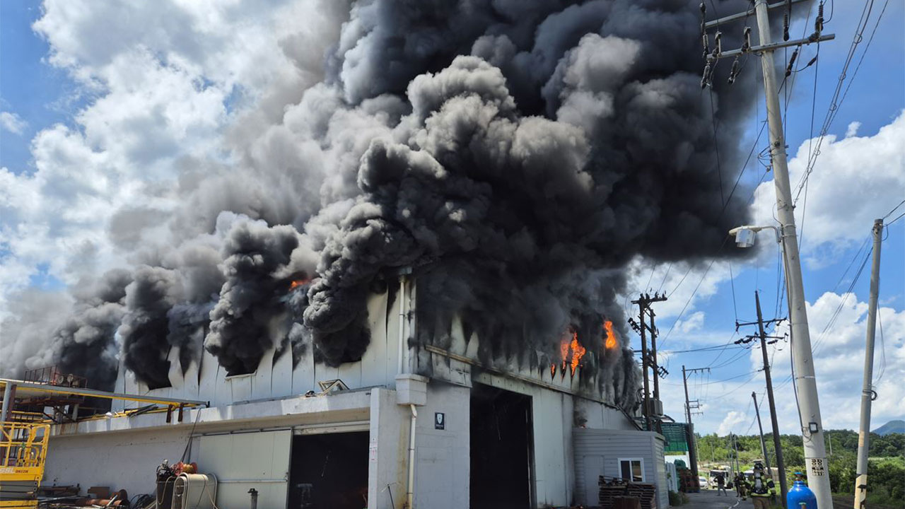 경북 영천 폐기물 공장서 큰불‥대응 1단계