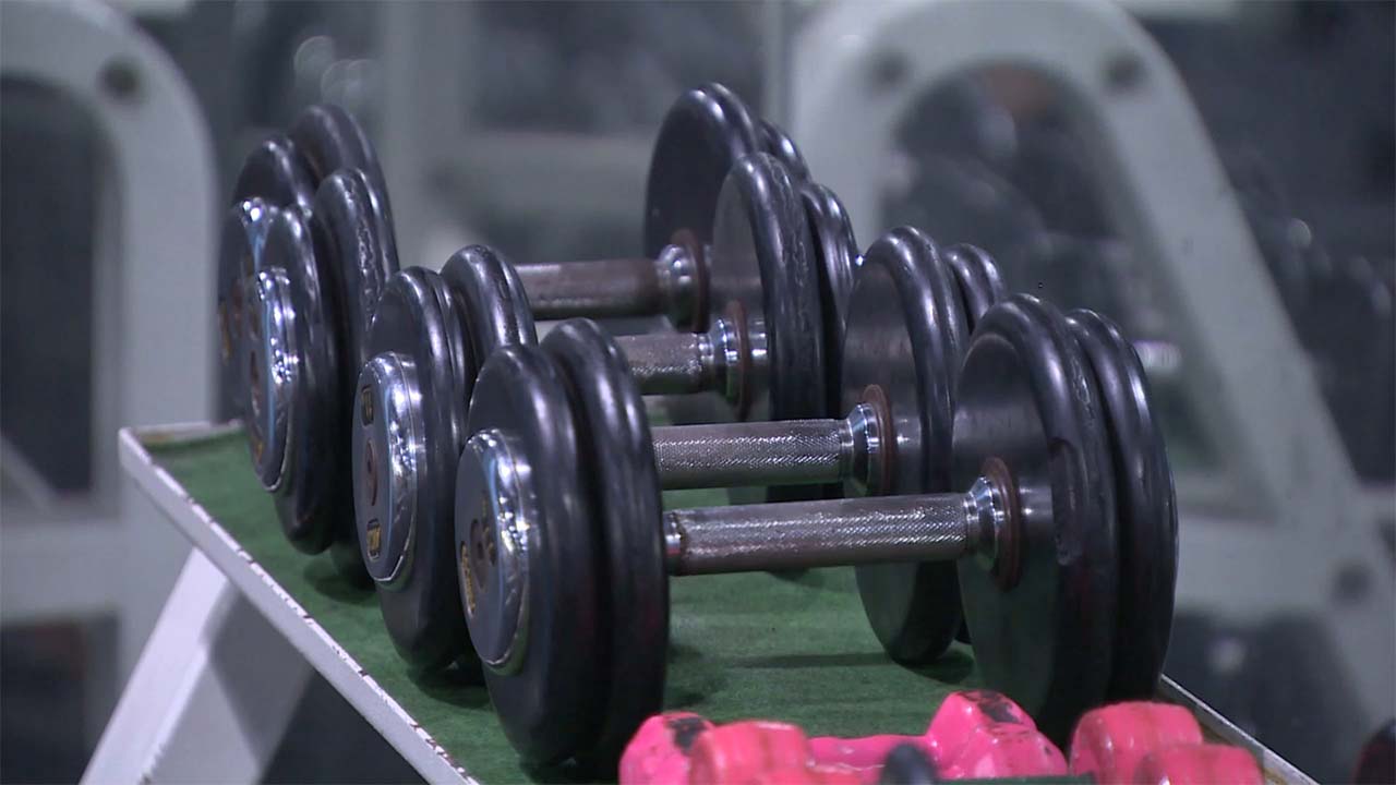 창밖으로 아령 3개 던져 차량 파손한 여성 벌금형 집행유예