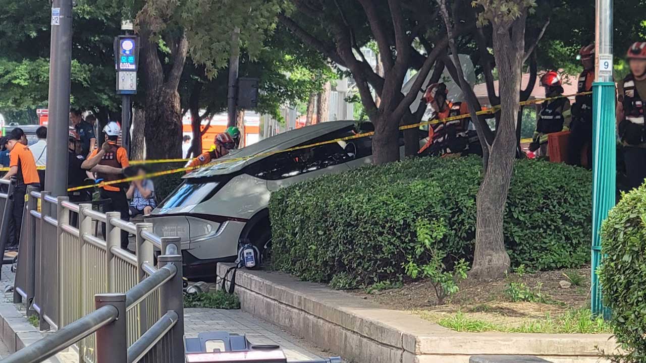 전기차가 인도로 돌진해 40대 보행자 사망