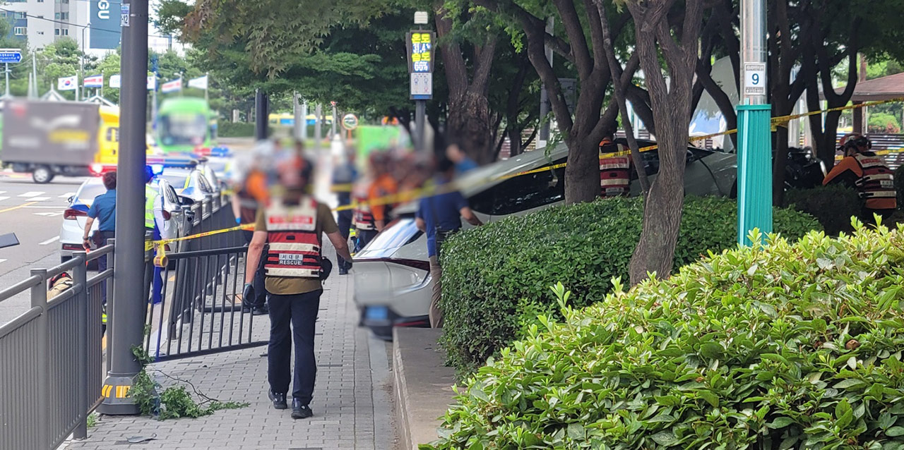 전기차가 인도로 돌진해 40대 보행자 사망