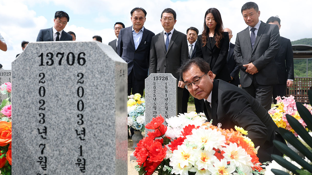 채상병 묘소 찾은 순직해병 특검 "반드시 진실 규명"