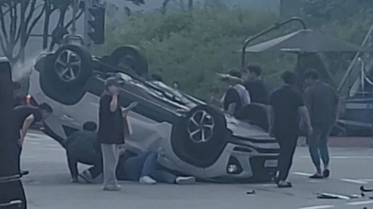 경기 화성 동탄 사거리서 승용차 전복‥1명 병원 이송