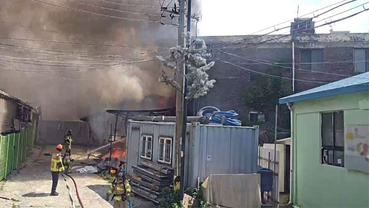 경기 시흥시 온수매트 제조공장서 불‥2명 대피