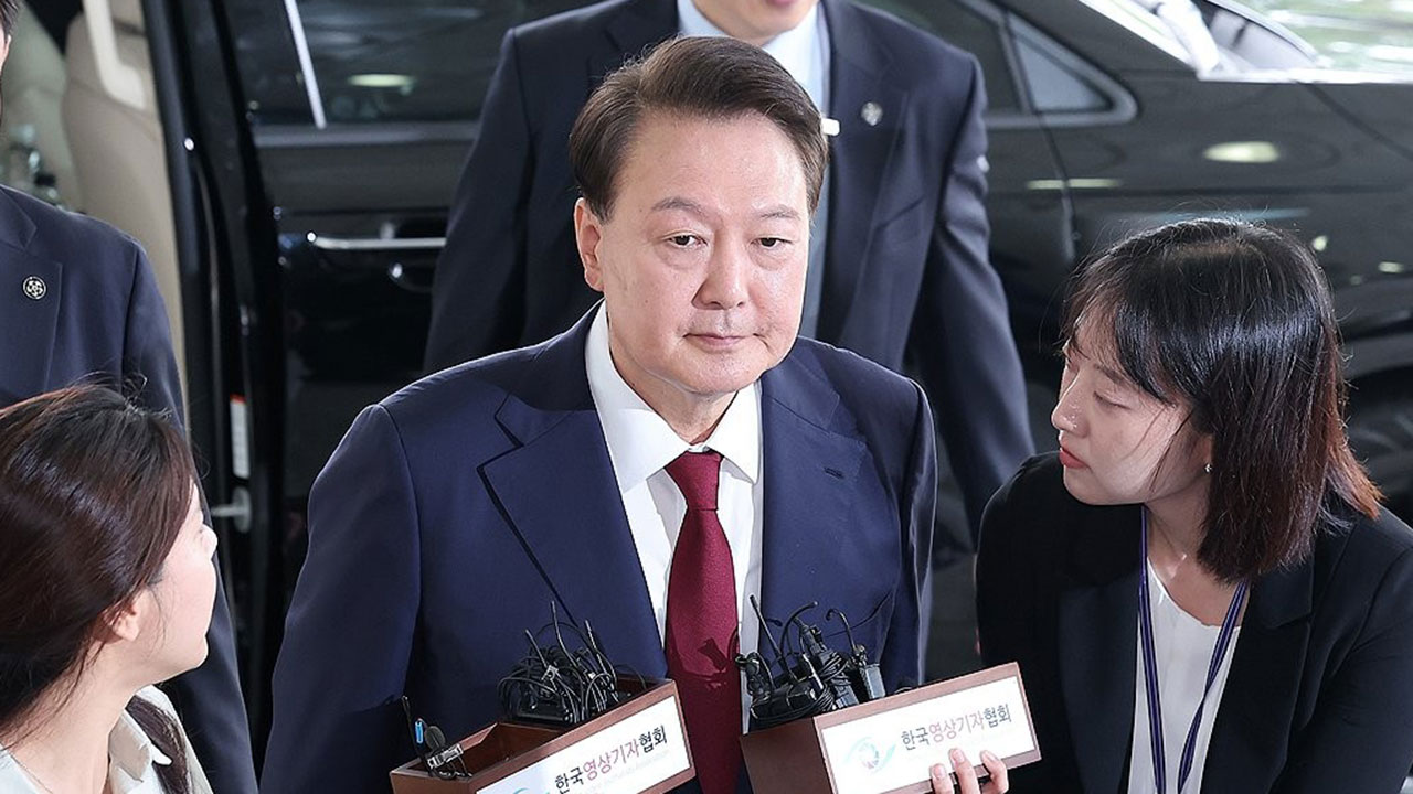 尹, 내란특검 2차 출석‥취재진 질문에 일절 답 없이 들어가