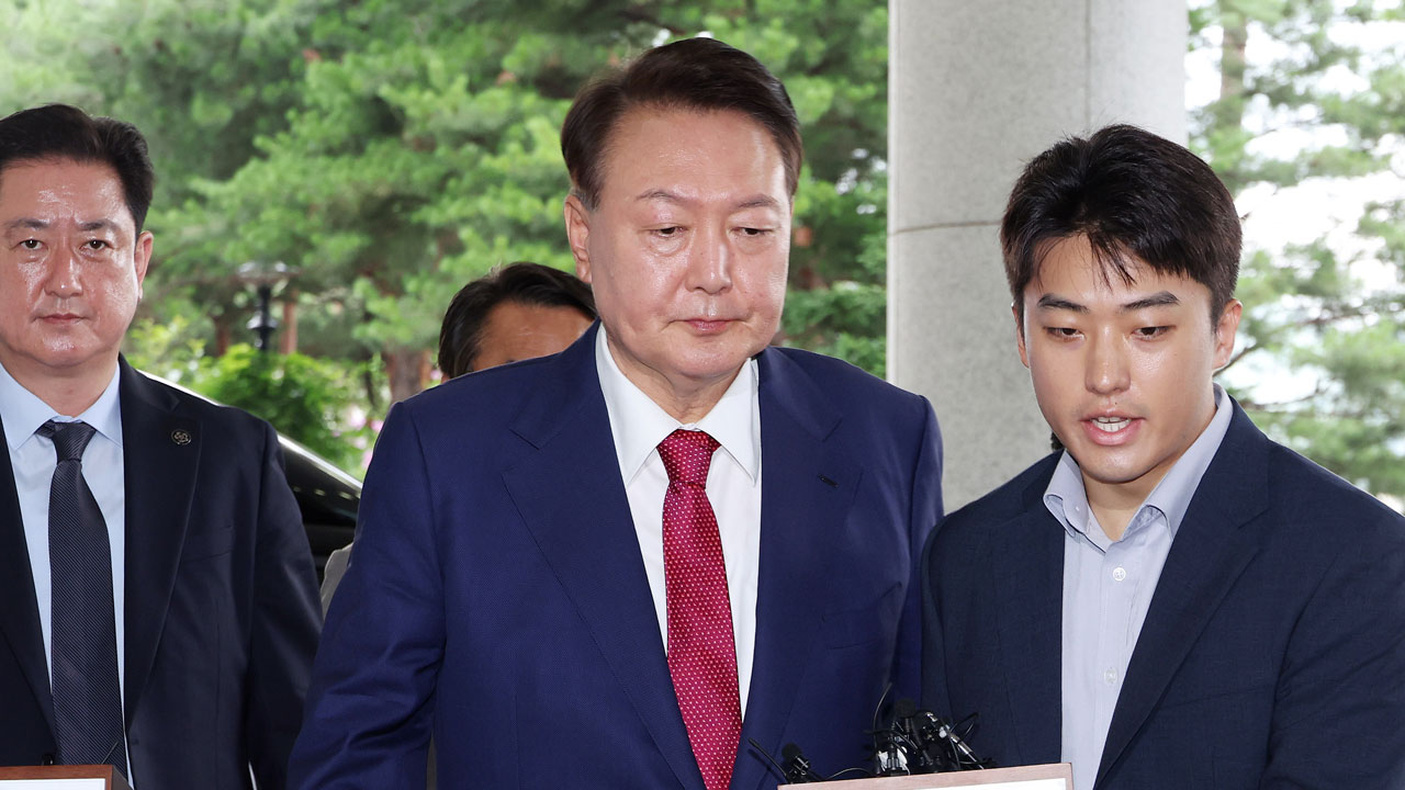 尹, 특검 출석 14시간 50분 만에 귀가‥질문엔 묵묵부답 