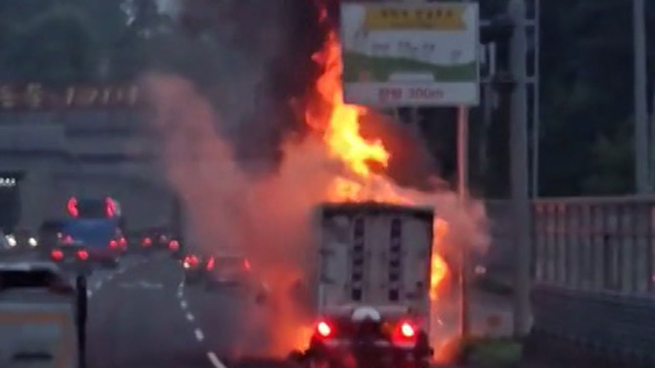 경기 의왕 과천봉담고속화도로 달리던 택배 차량서 불