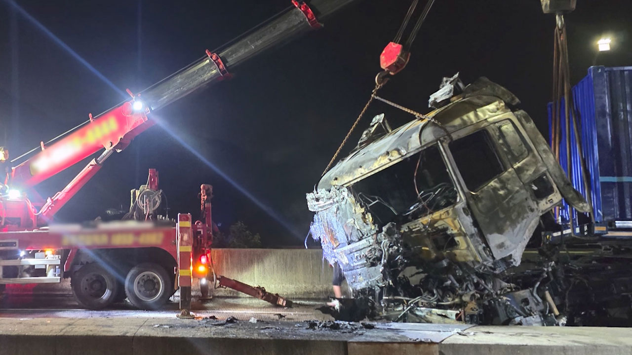 충남 고속도로서 25톤 트랙터 화재‥30분 만에 진화