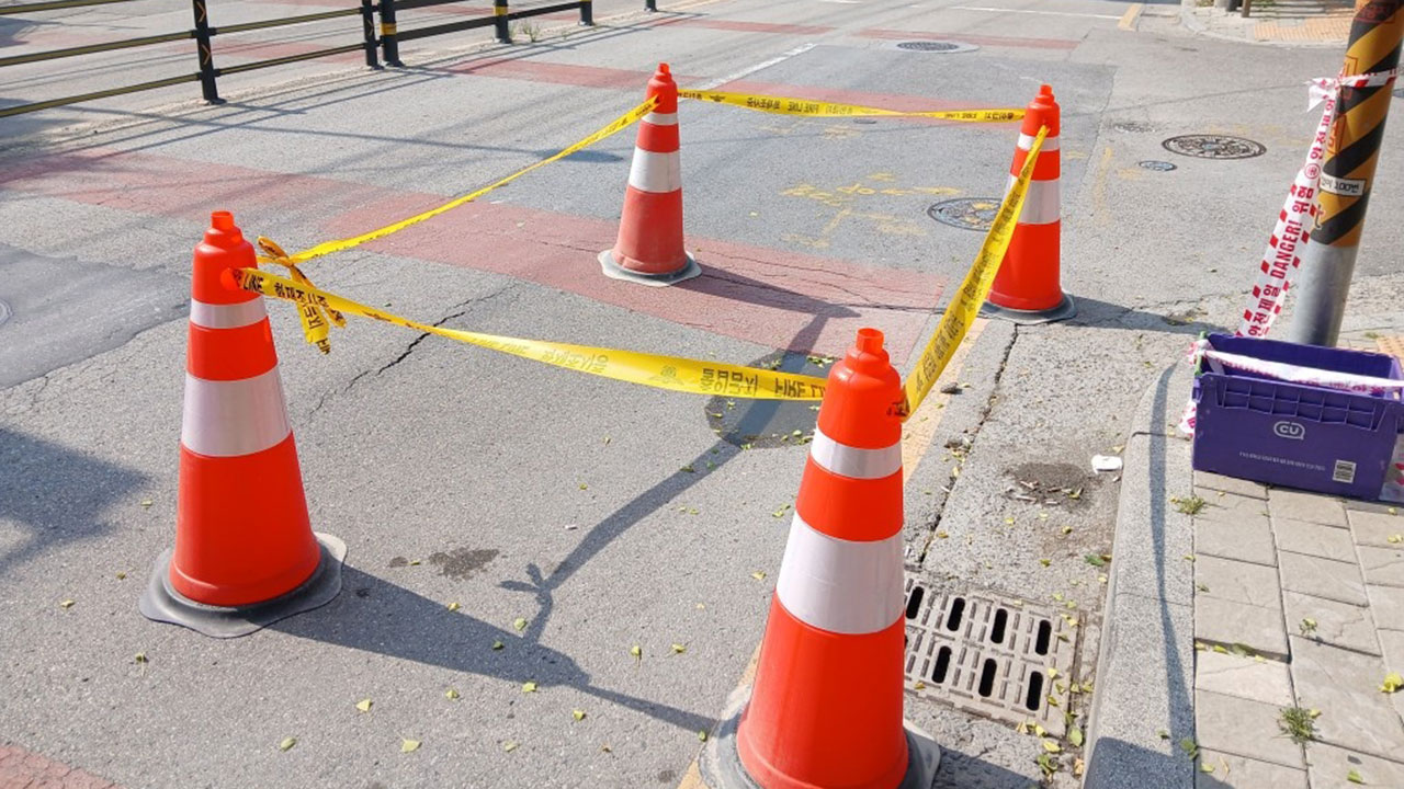 인천 석남동 도로 일부 내려앉아‥소방·경찰 안전조치