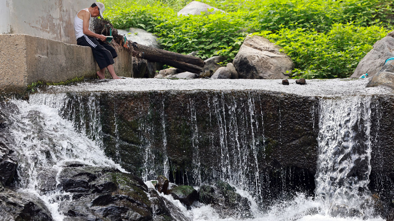 [날씨] 전국 구름 많고 소나기‥서울 36도 등 어제만큼 무더위
