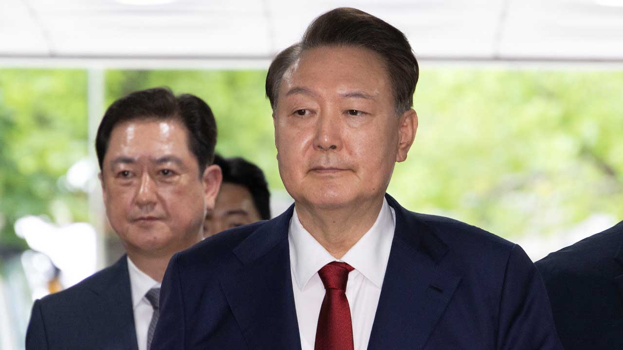 [속보] 내란특검, "윤석열 전 대통령에 내일 오후 2시 출석 요구"
