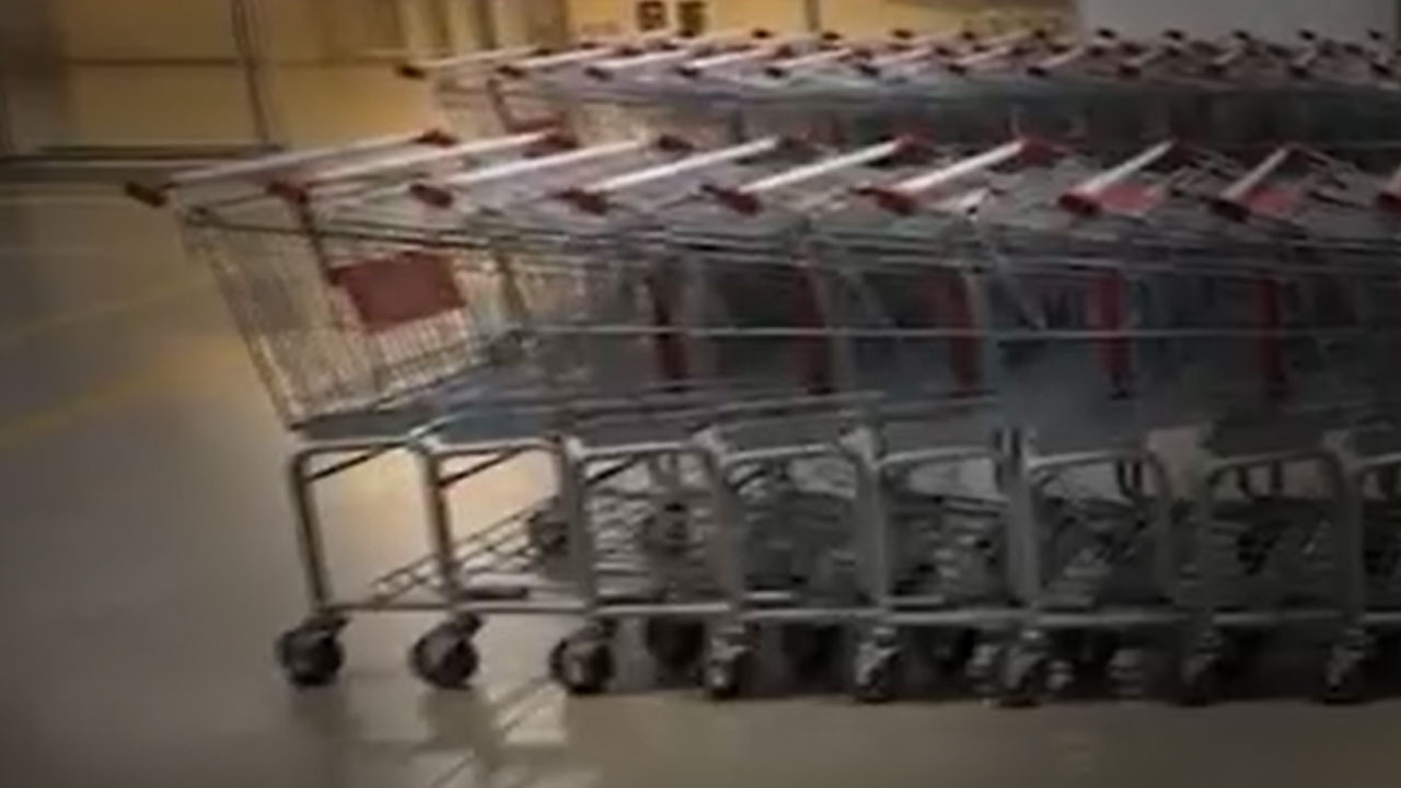 대형마트 주차장에서 카트 정리하던 60대 직원 사망