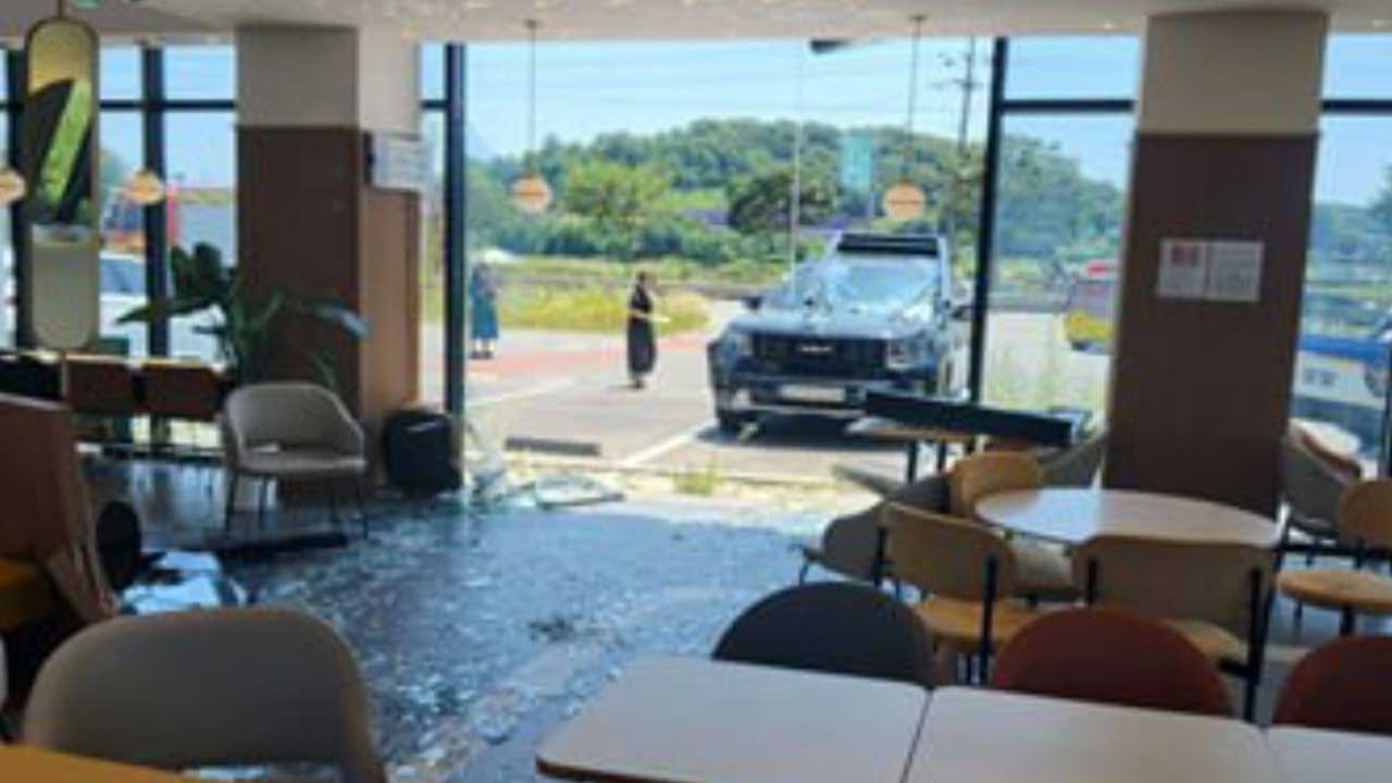 주차 중이던 SUV 차량, 카페 안으로 돌진‥1명 부상