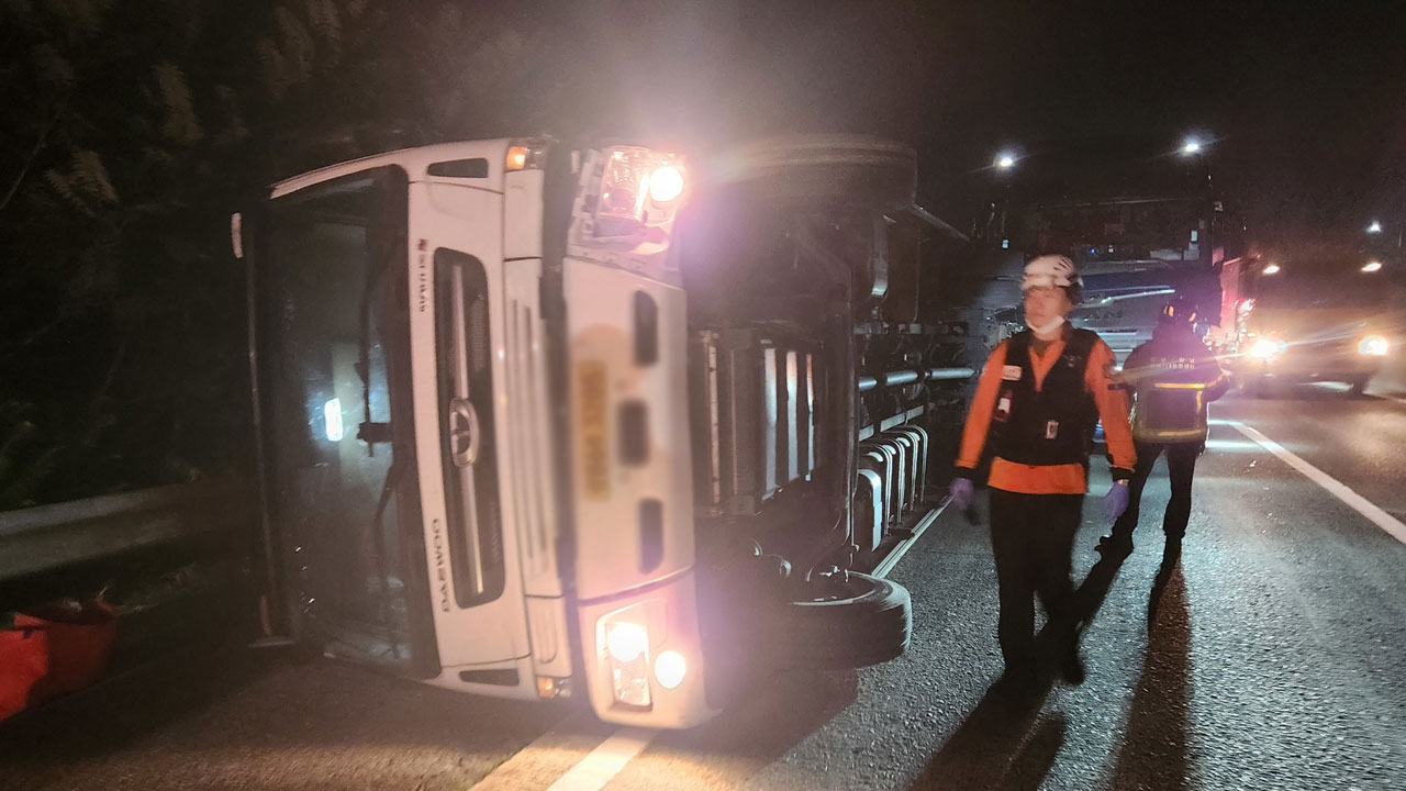 경남 창녕 고속도로서 대형 화물차 2대 추돌‥다친 사람 없어