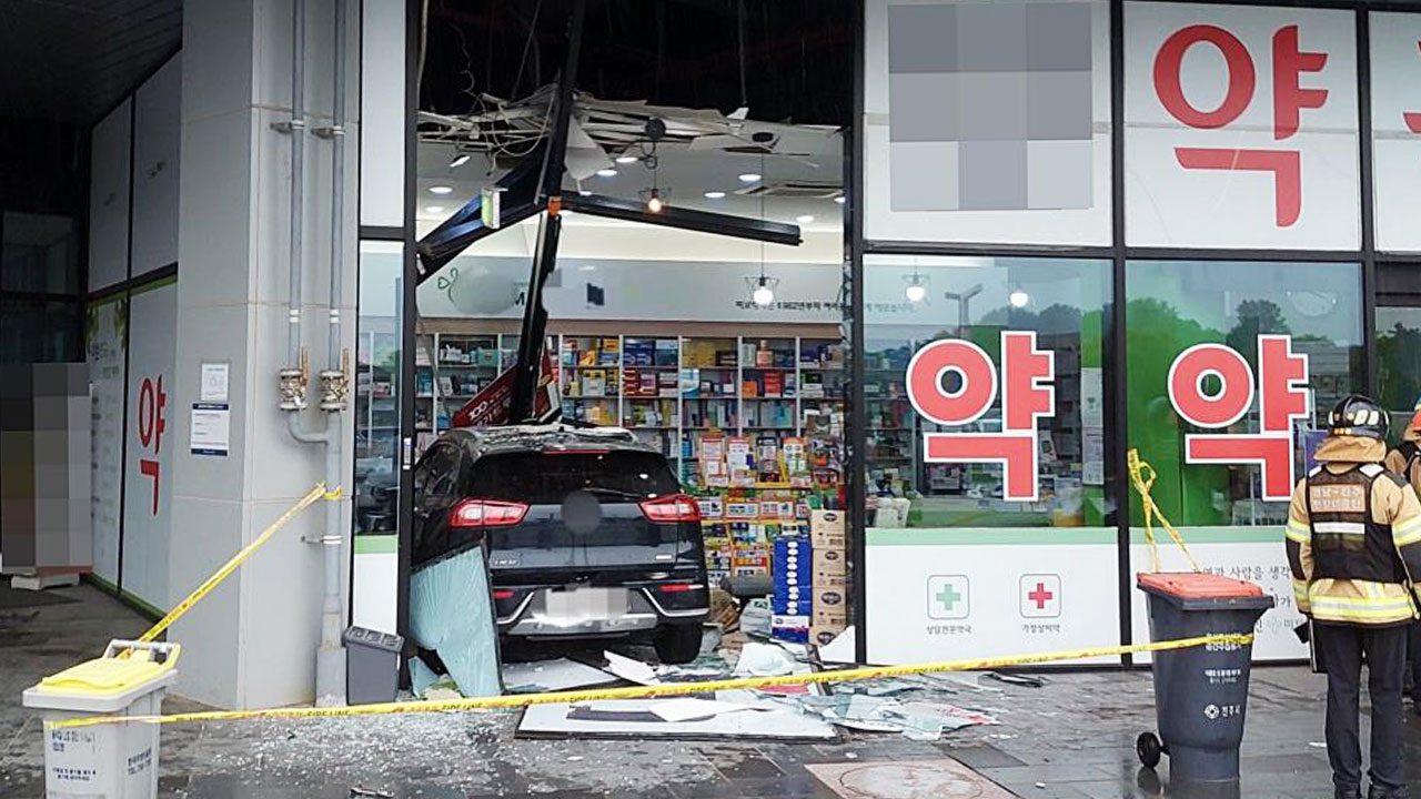 경남 진주에서 SUV가 약국으로 돌진‥다친 사람 없어