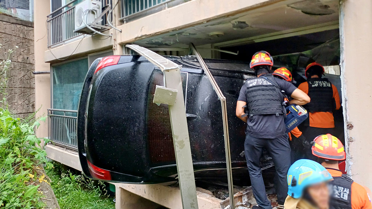 천안서 승용차가 아파트 베란다로 돌진‥1명 부상