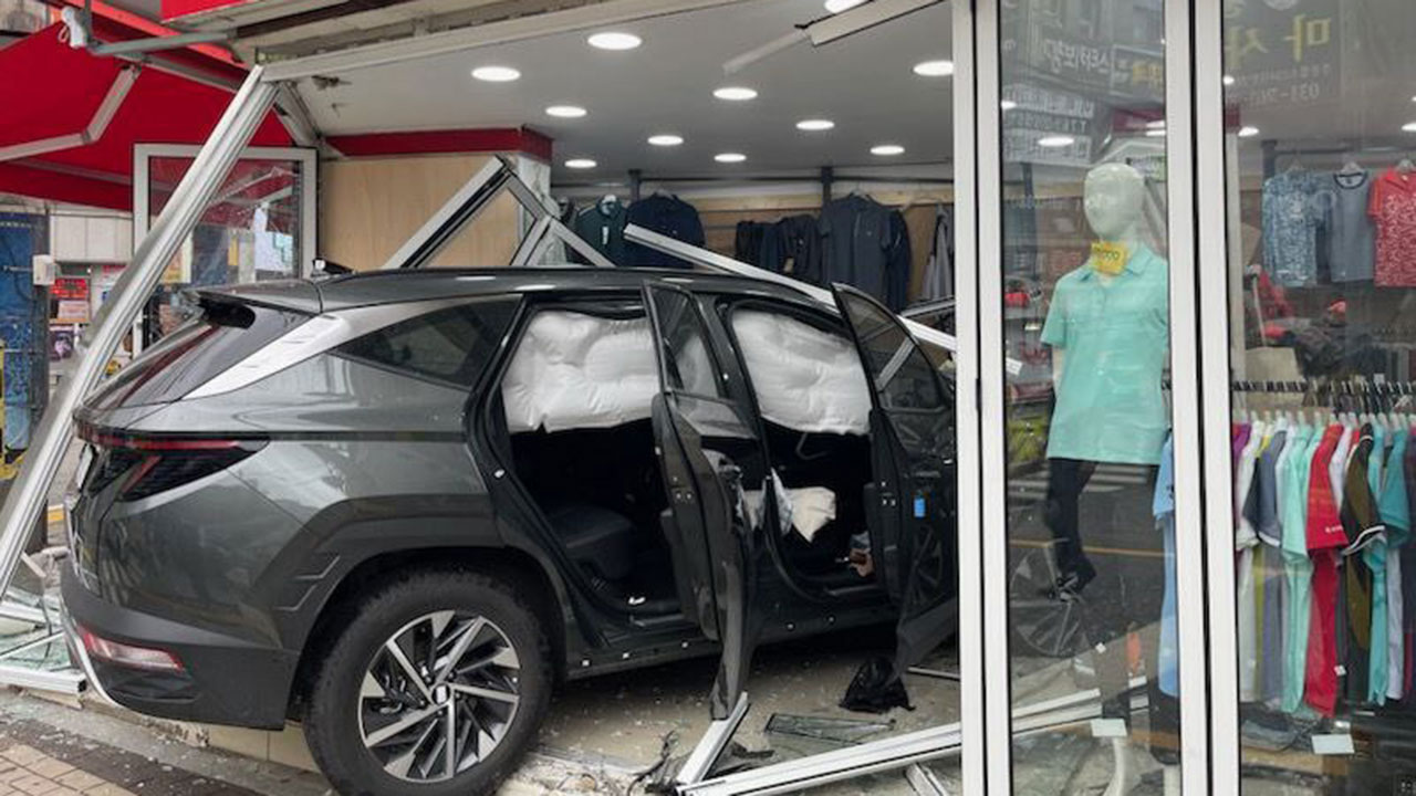 경기 광주에서 차량이 옷가게로 돌진해 4명 부상