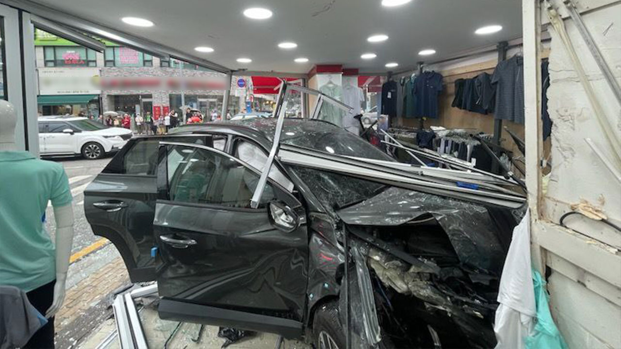 경기 광주에서 차량이 옷가게로 돌진해 4명 부상