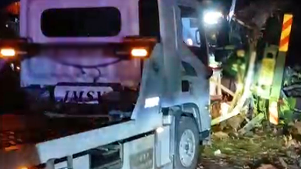 중부내륙고속도로서 닭 실은 화물차 사고‥한때 도로 통제