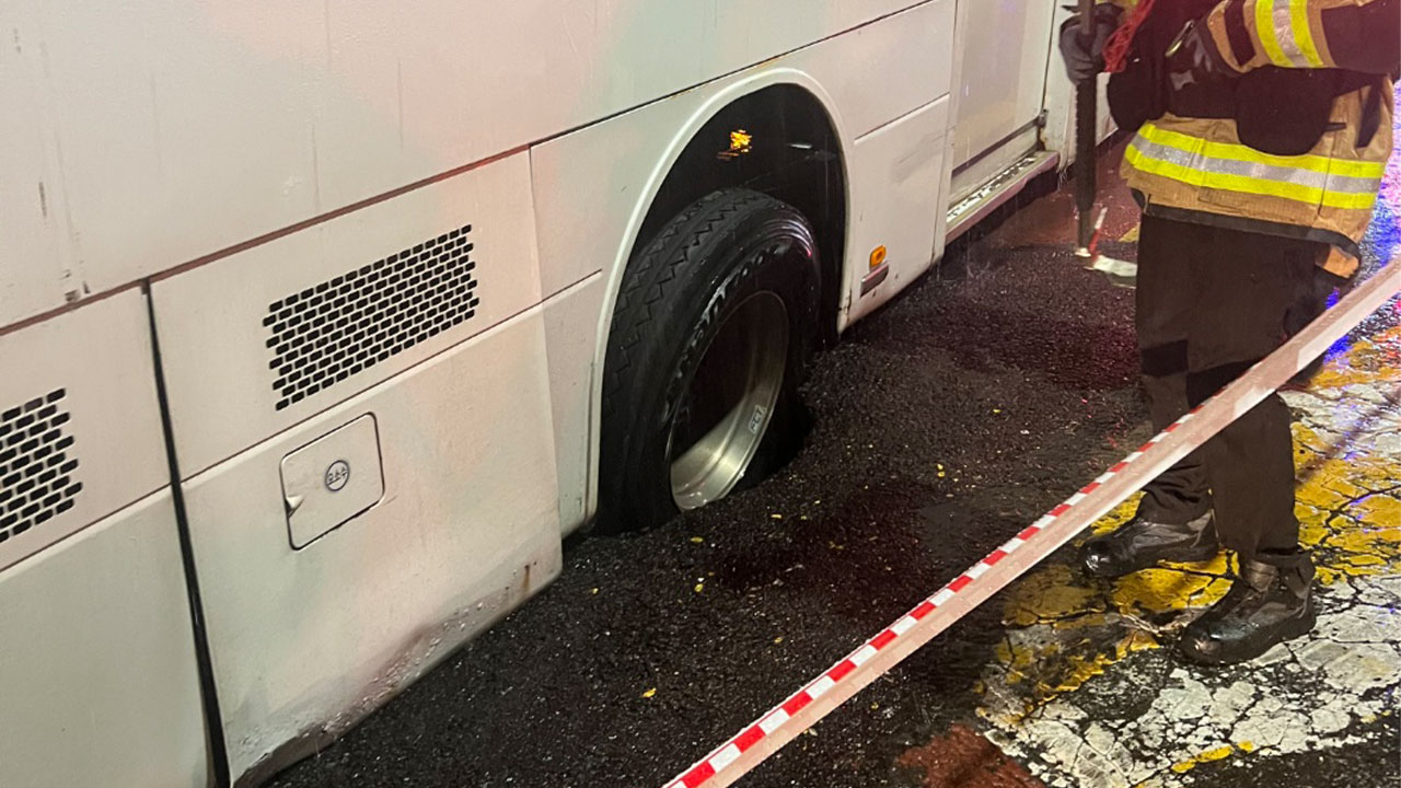 경기 구리서 도로파임 발생‥버스 뒷바퀴 빠져