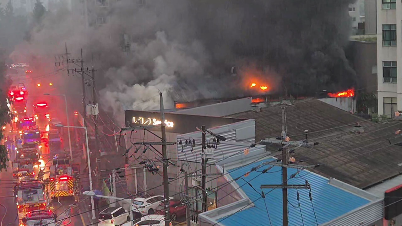 경기 안양 자동차 정비소서 불‥3시간 30분 만에 진화