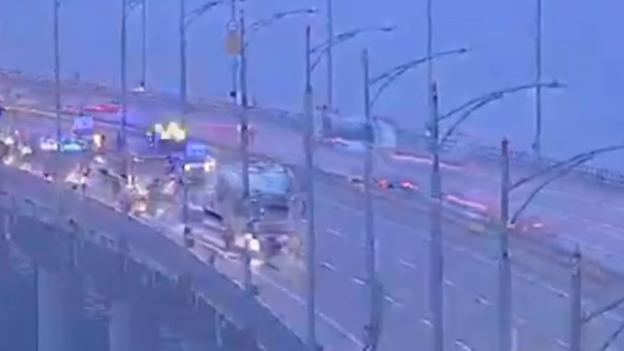 제2경인고속도로 인천대교서 화물차 2대 추돌‥1명 경상