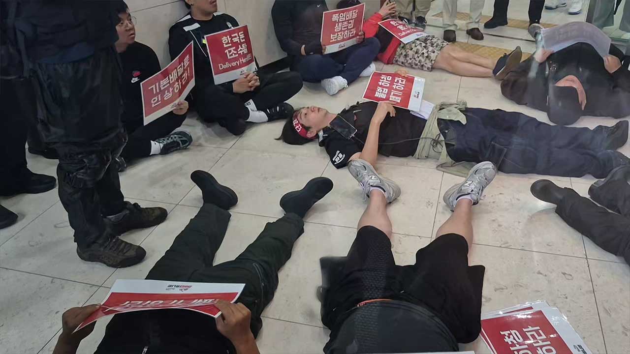 "폭염 속 죽음 부르는 배달"‥배민 라이더들, 배민 본사 점거