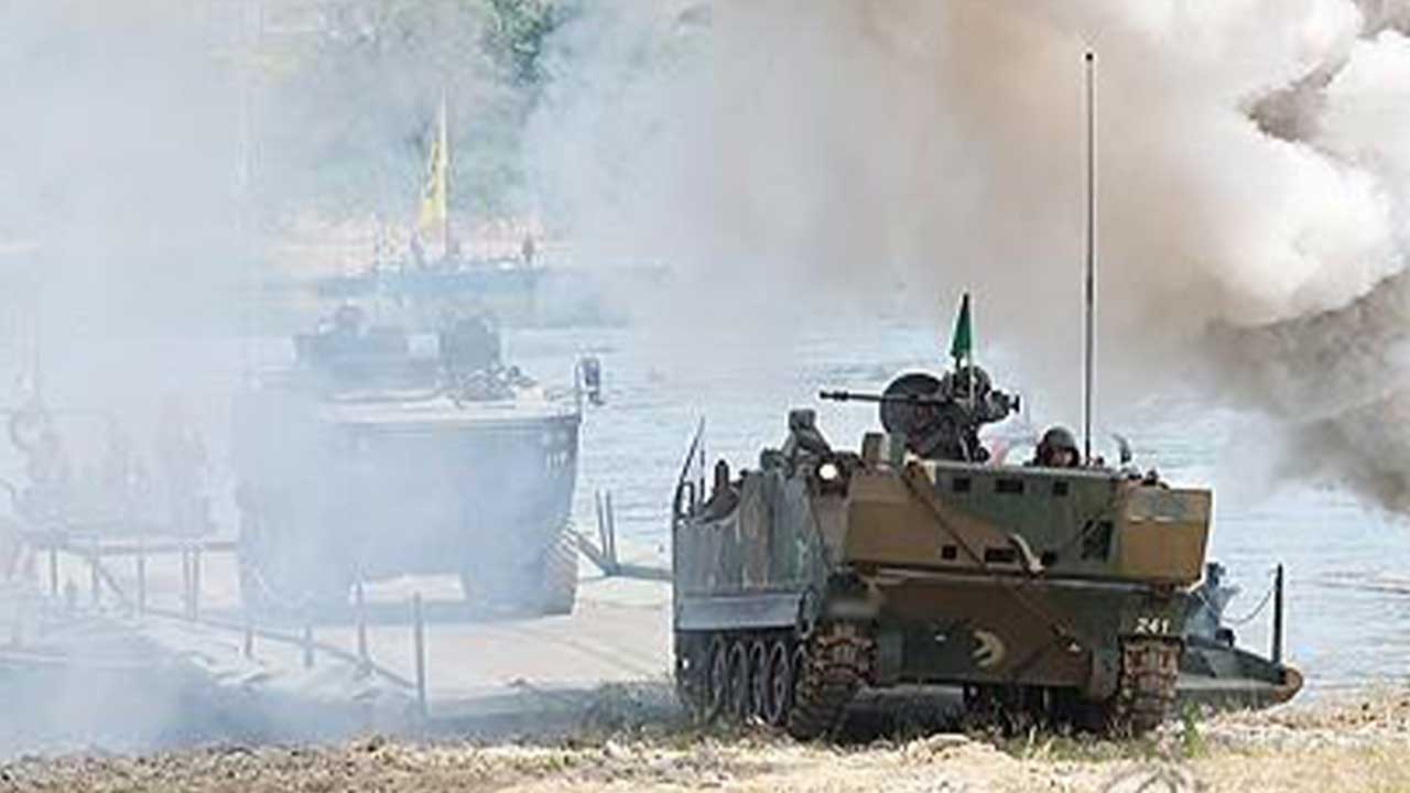 경기 파주서 육군 장갑차 넘어지며 논에 빠져‥7명 부상