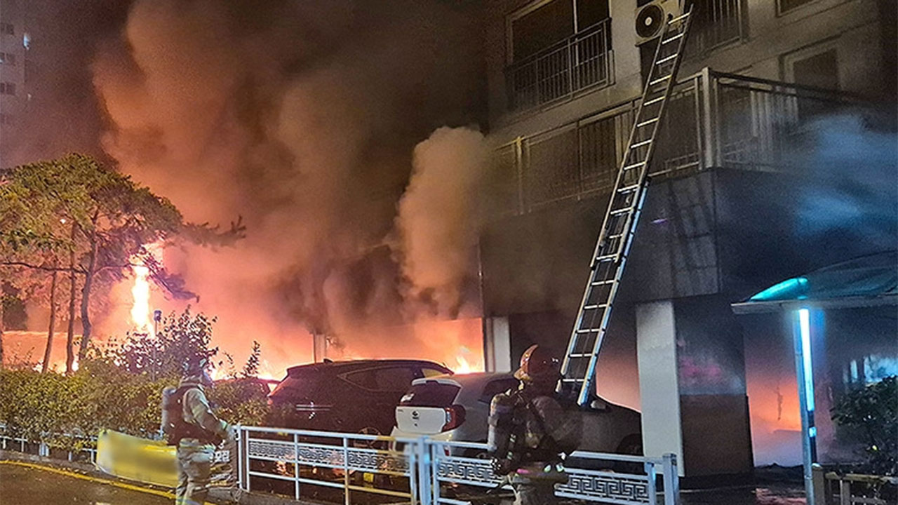 [속보] 경기 광명 아파트 주차장 화재 '대응 2단계'‥심정지 3명 등 중상 5명