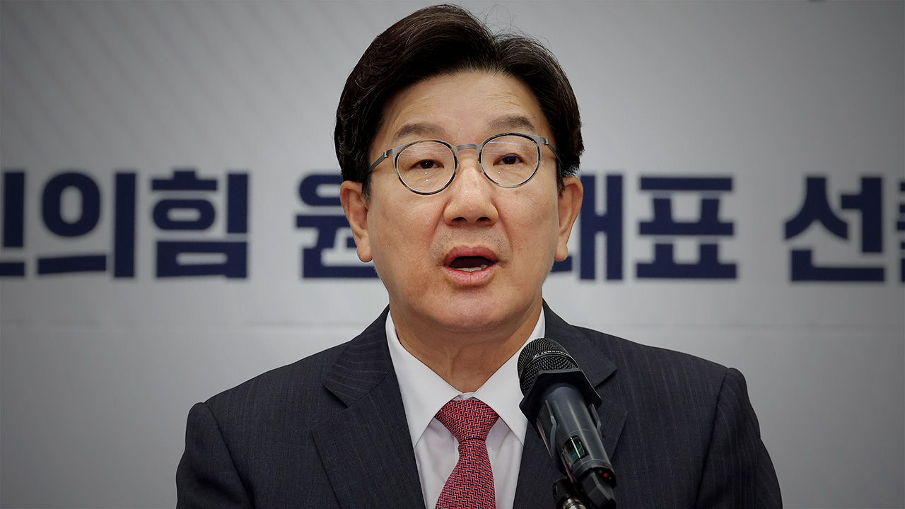 특검 수사관들이 권성동 의원실에 진입하는 모습