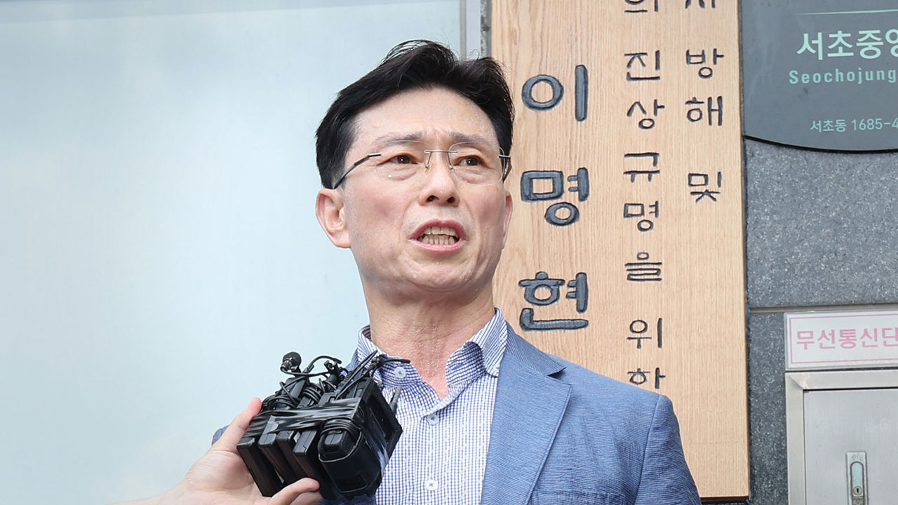 특검 수사관들이 압수물 상자를 옮기는 장면