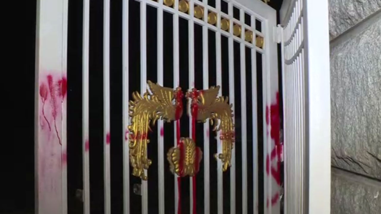 청와대 출입문에 붉은 래커칠‥40대 여성 검거