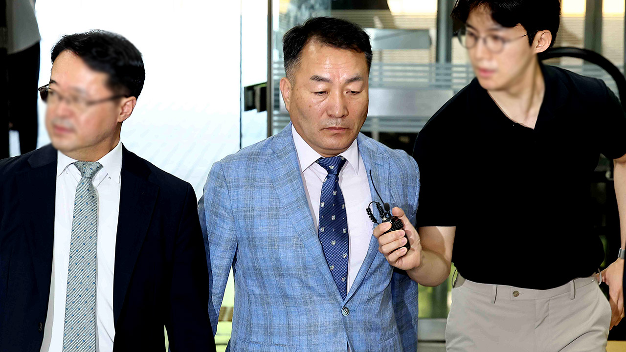 법원에 출석하는 김계환
