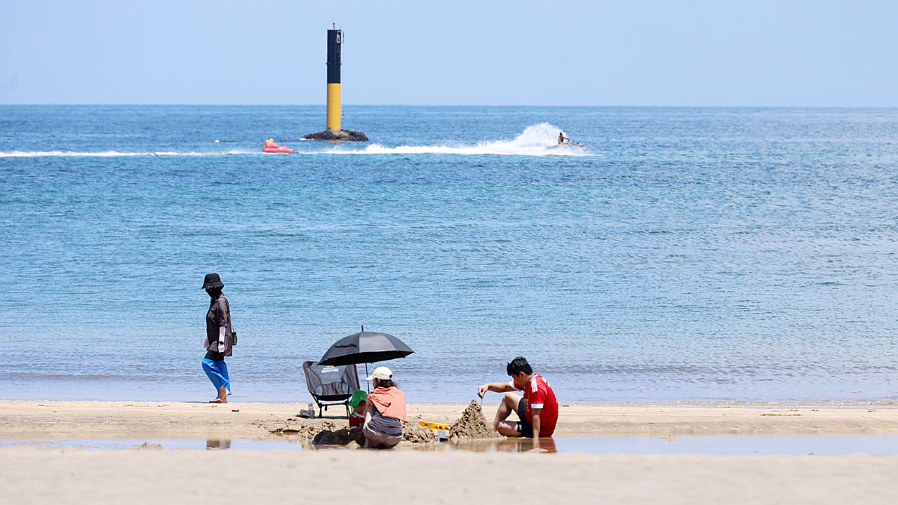 [날씨] 전국 찜통더위에 곳곳 소나기..한낮 최고 34도