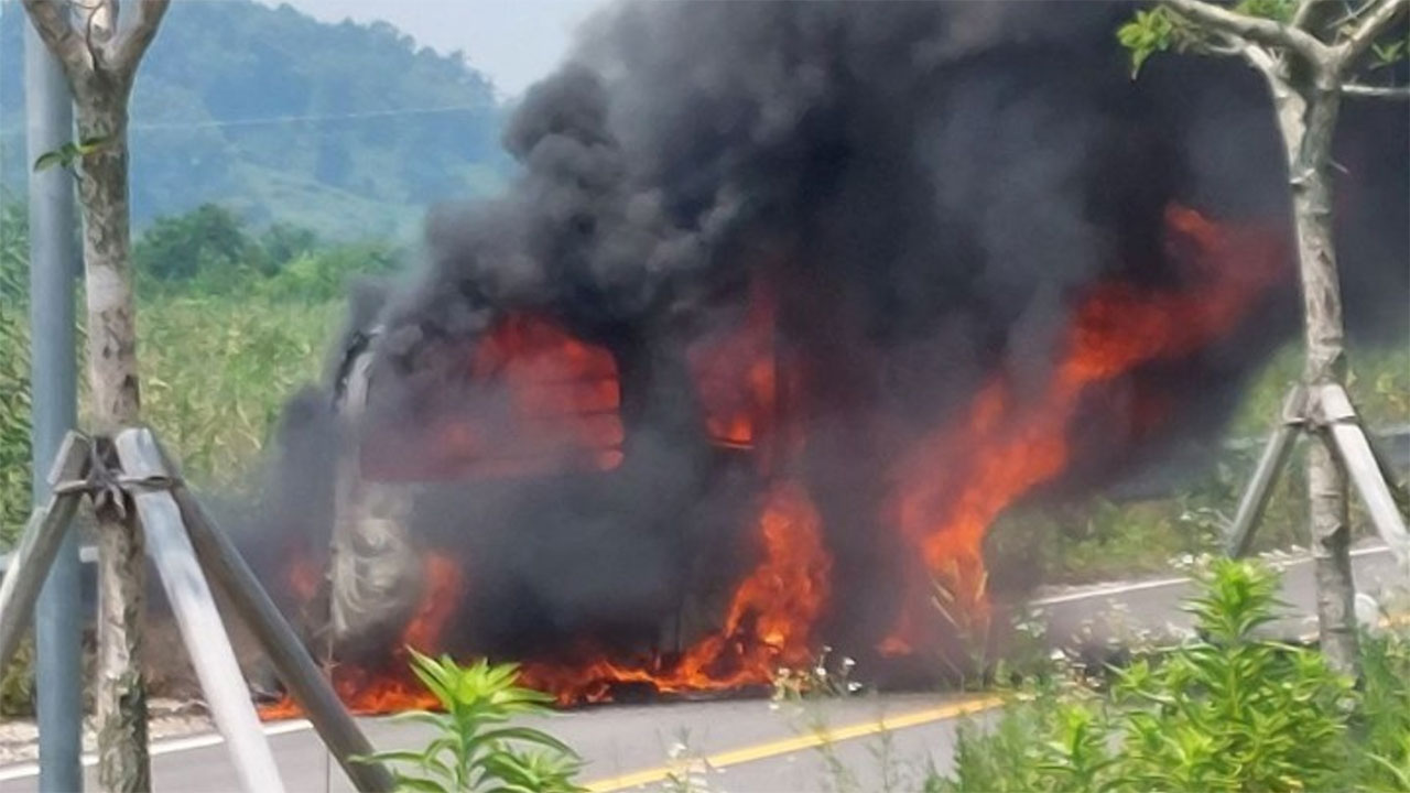 경기 화성시 궁평리 도로에서 승합차 불‥1명 사망