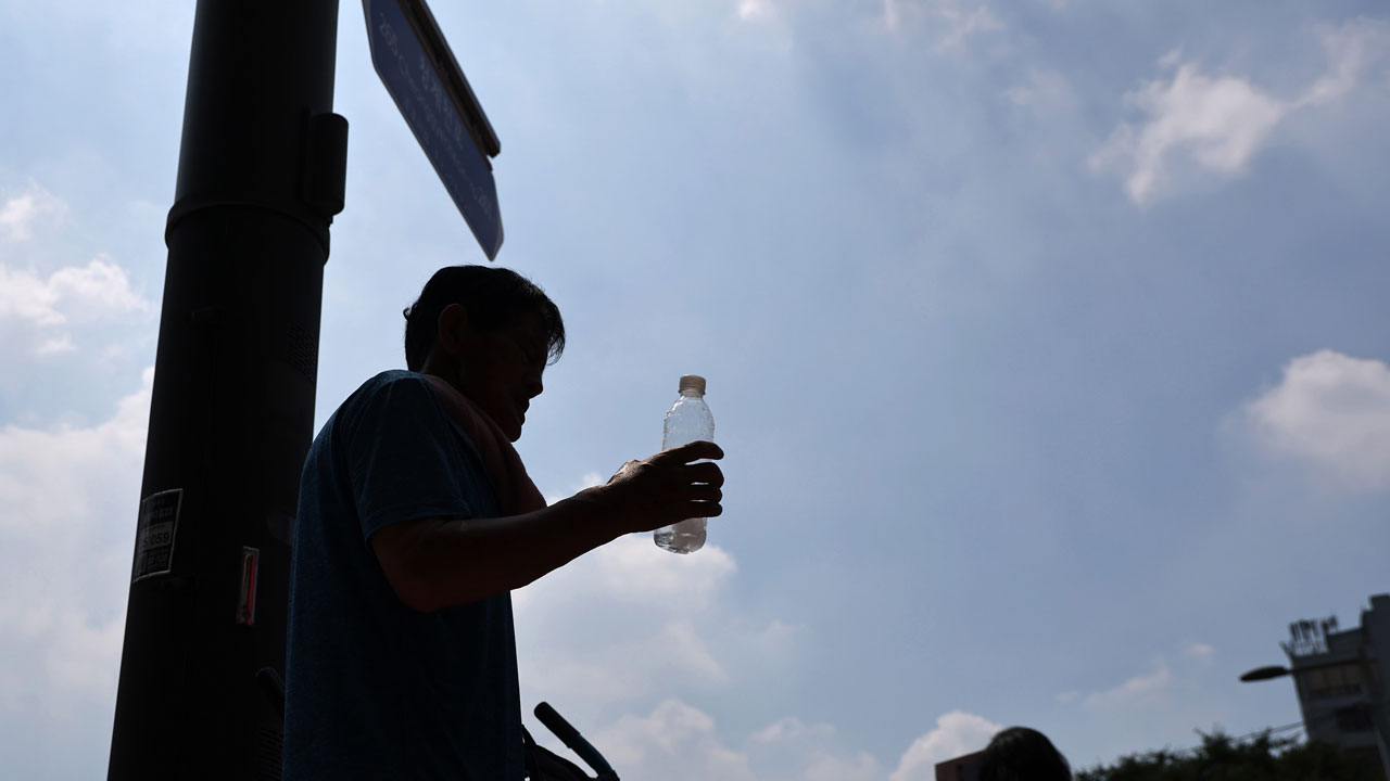 [날씨] 35도 안팎 폭염 계속‥강원 등 한때 비