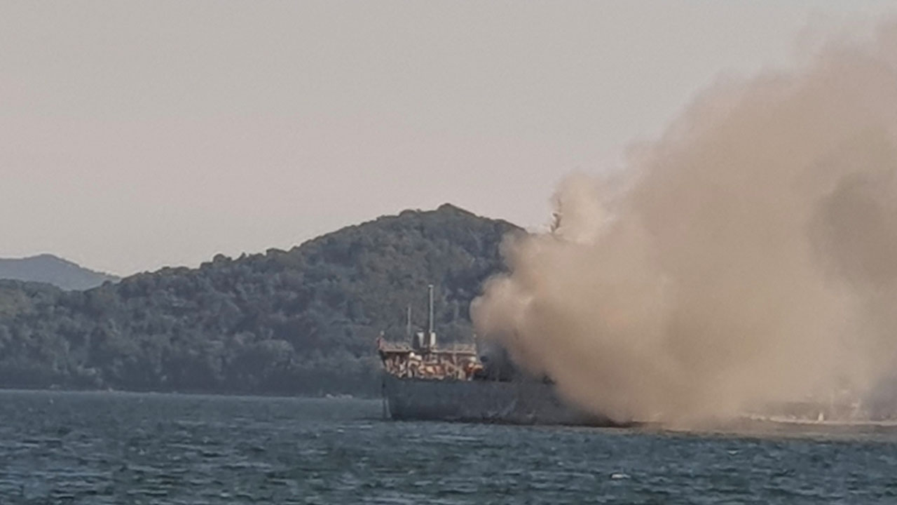 진해 해군함정 화재 12시간 만에 큰불 잡아‥해군 "사고조사위 구성"