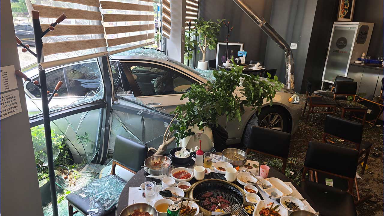 경기 용인 식당에 차량 돌진‥1명 사망·6명 부상