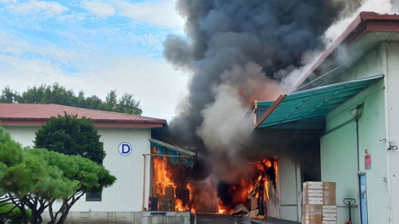 경기 용인 물류창고 큰불 10시간만에 진화‥창고 2개 동 전소