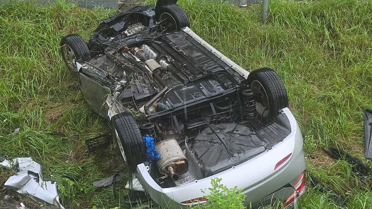 대전 경부고속도로서 차량 전복‥"빗길에 미끄러진 듯"