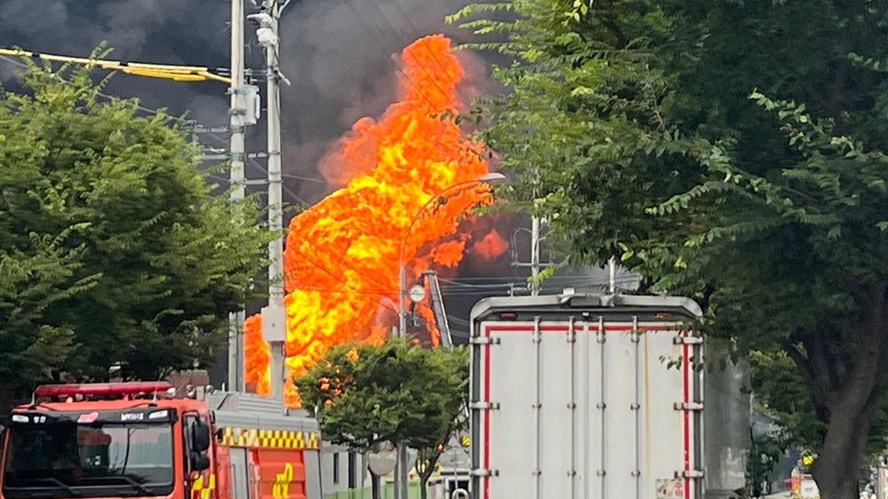 경북 영천 화장품 원료 공장 화재‥1명 실종·2명 부상